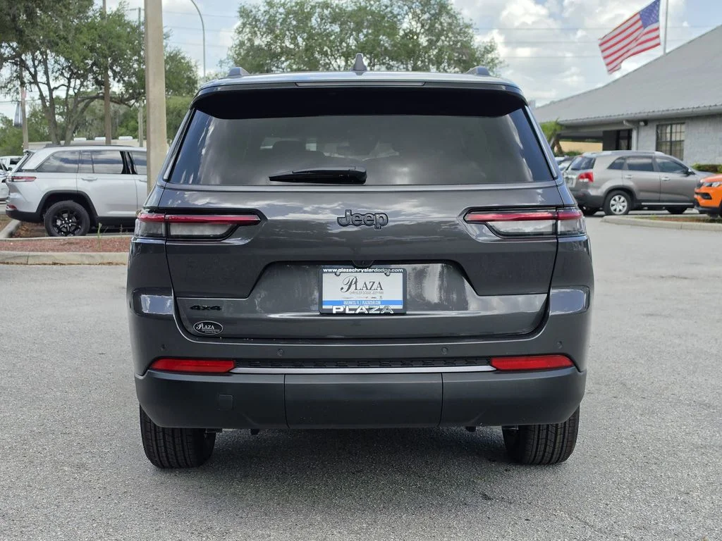 New 2026 Baltic Gray Metallic Clear-Coat Exterior Paint Jeep Altitude image 5