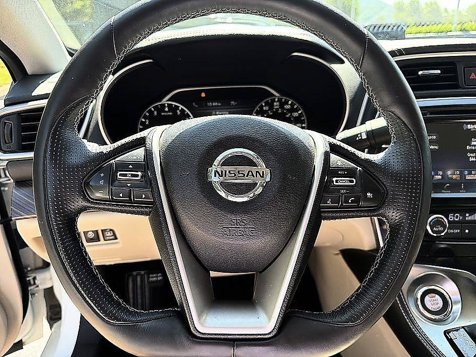 Used 2016 Pearl White Nissan 3.5 Platinum image 6