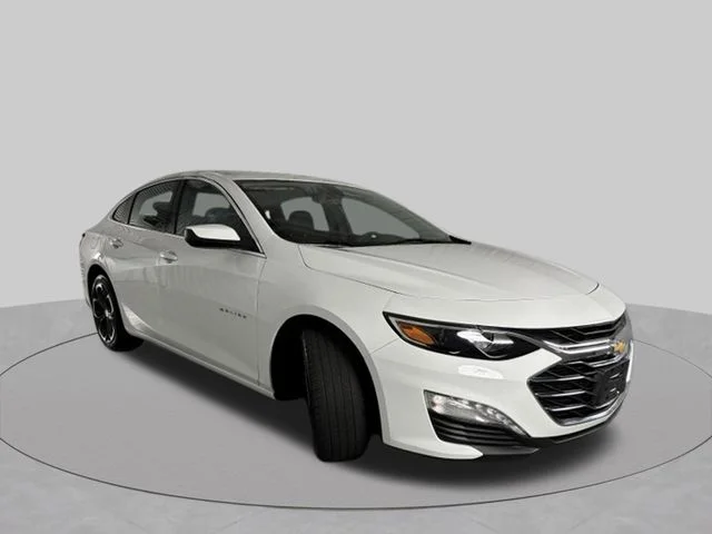 Used 2021 White Chevrolet LT image 4