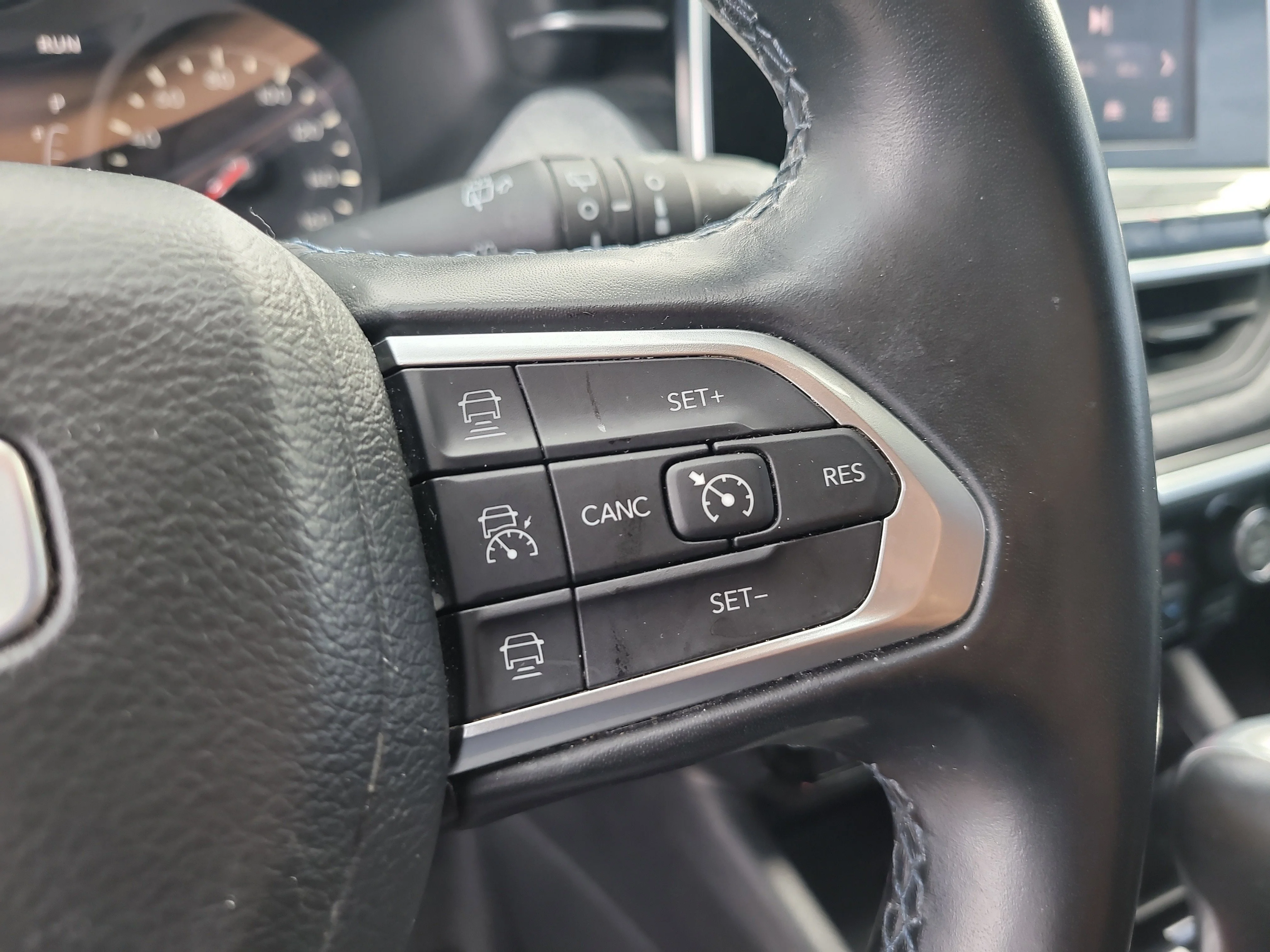 Used 2022 Granite Crystal Metallic Clearcoat Jeep Latitude image 27