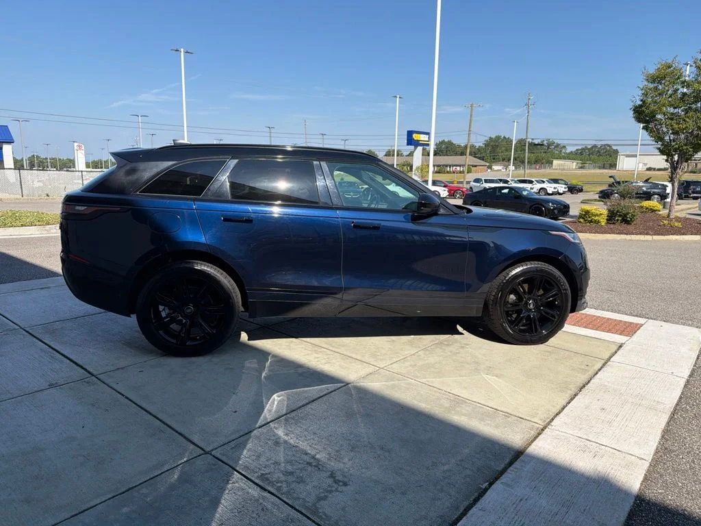 Used 2023 Blue Land Rover R-Dynamic S image 7