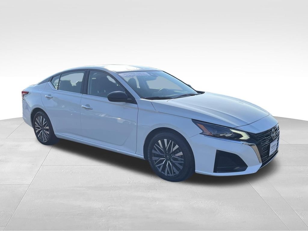 Used 2025 White Nissan 2.5 SV image 7