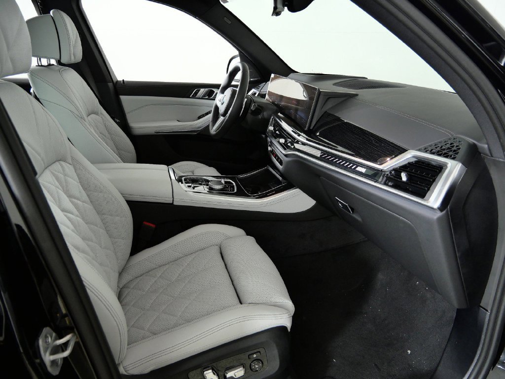 New 2026 Black Sapphire Metallic BMW M60i image 20