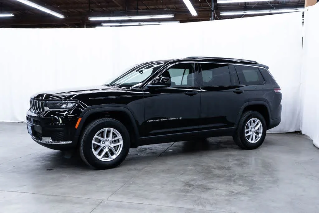 Used 2023 Diamond Black Crystal Pearlcoat Jeep Laredo image 3