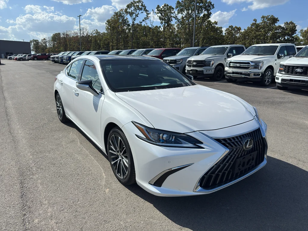 Used 2023 Eminent White Pearl Lexus Luxury image 3