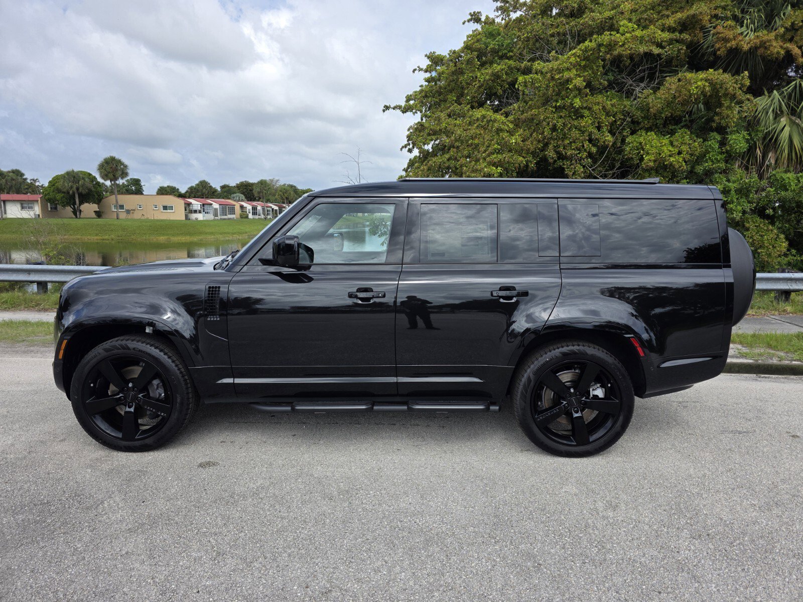 New 2026 Santorini Black Land Rover P400 X-Dynamic SE image 7