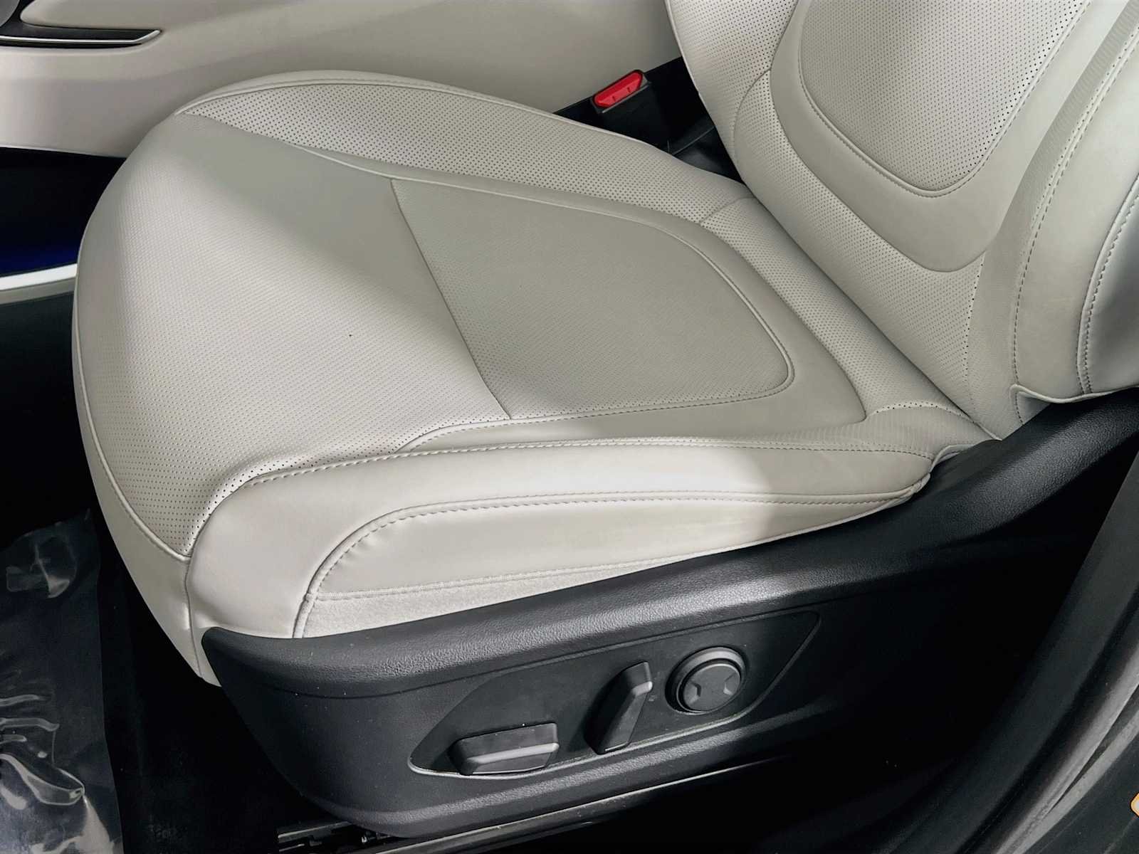 Used 2024 Amazon Gray Hyundai SEL Convenience image 20