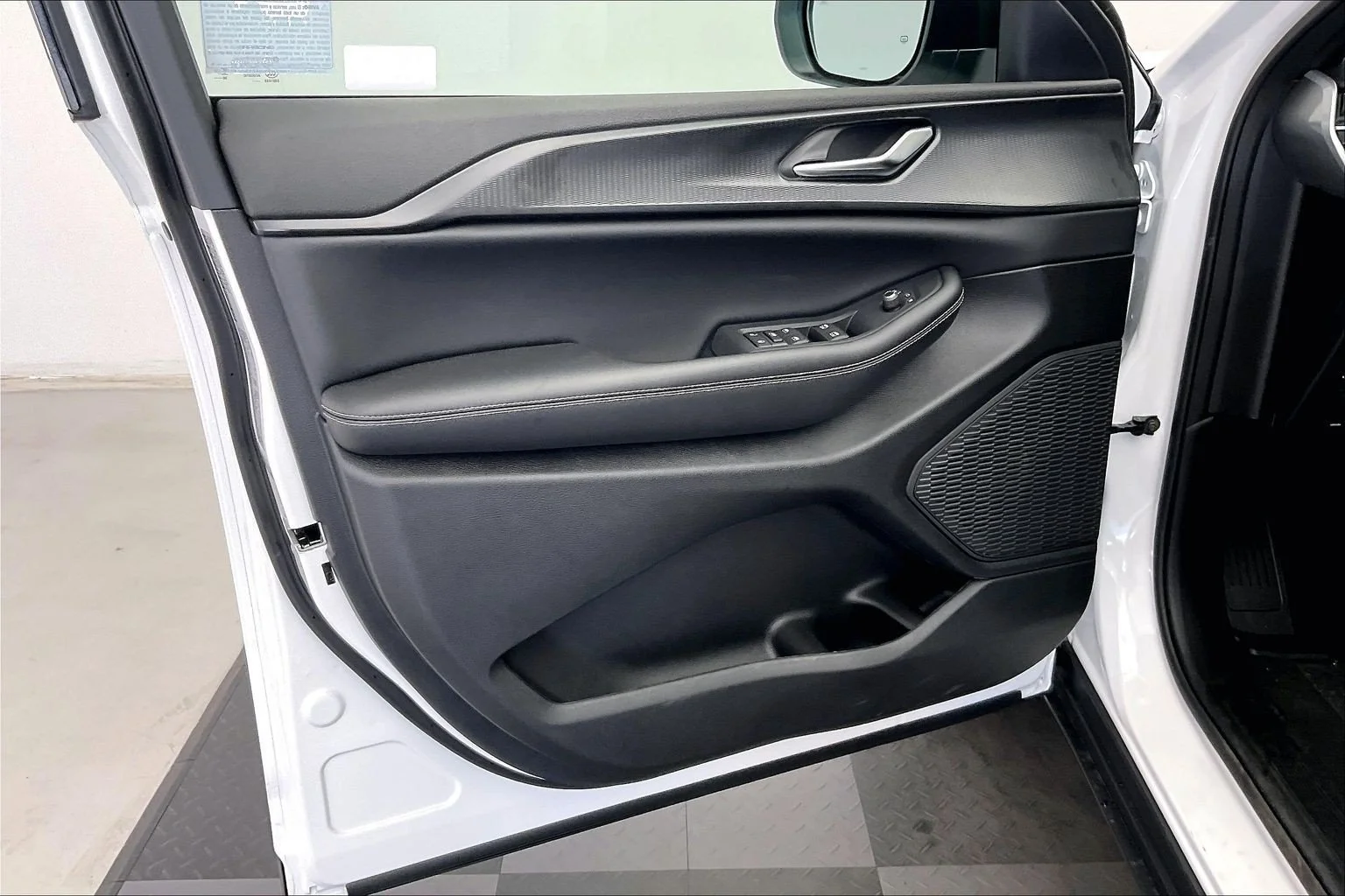 New 2027 PW7 Bright White Clear Coat Jeep Laredo X image 12