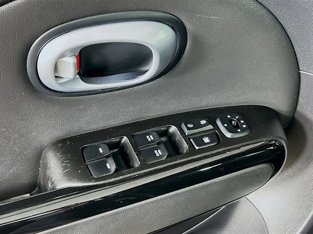 Used 2015 Blue Kia Exclaim image 9