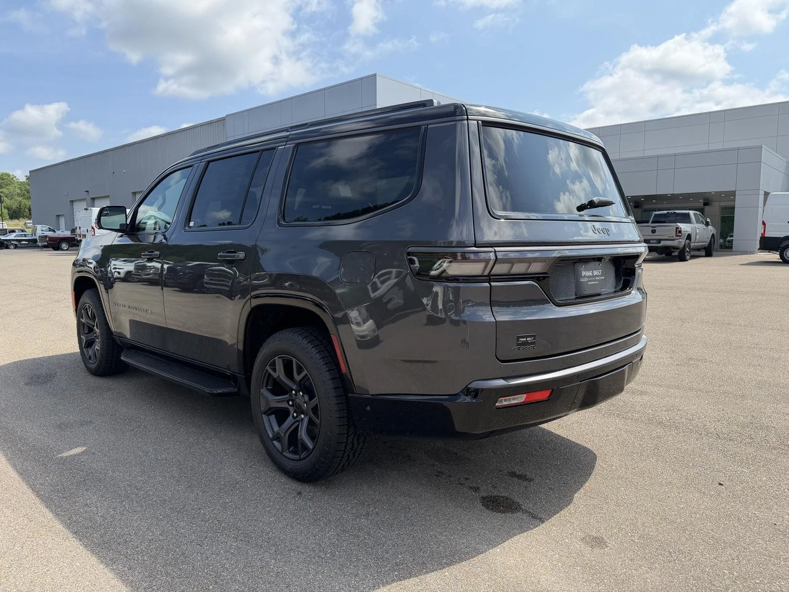 New 2026 Baltic-Gray Metallic Clear-Coat Exterior Paint Jeep Upland image 4