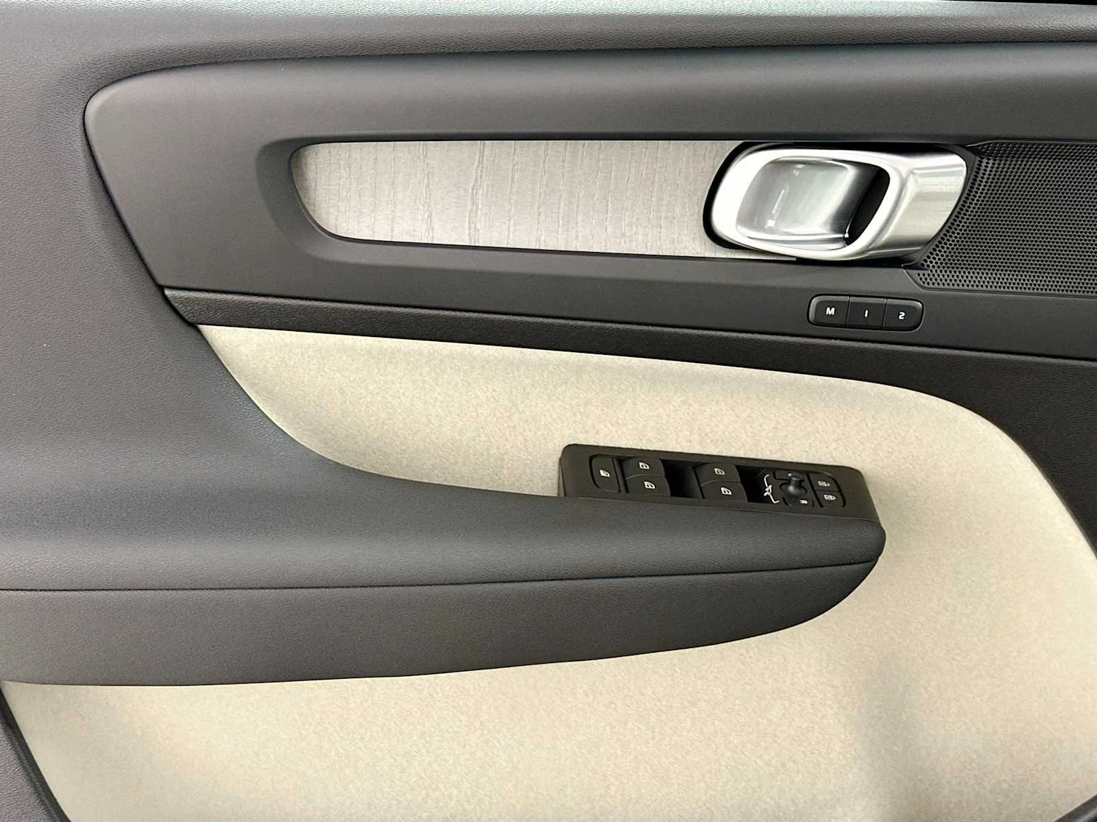 2025 Volvo XC40 Plus - Photo 16