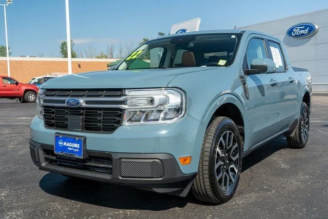 Used 2022  Ford Lariat image 2