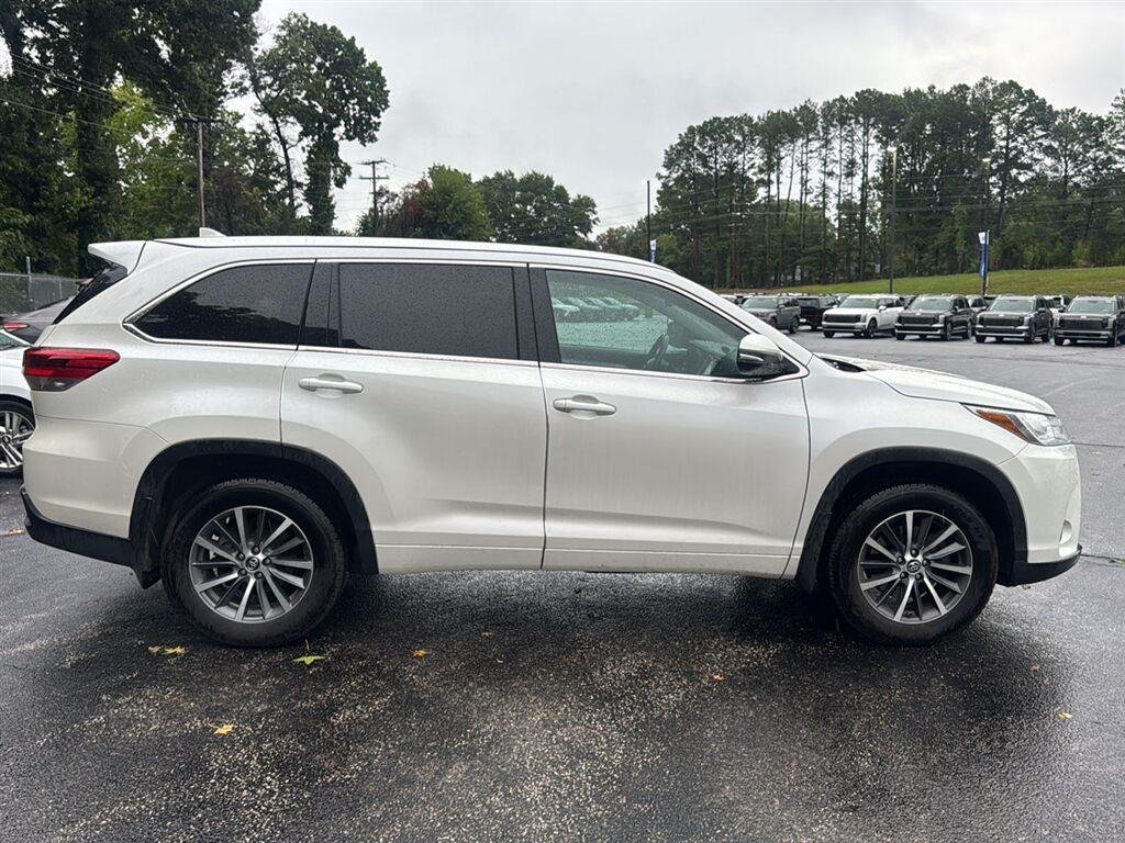 Used 2017  Toyota XLE image 2