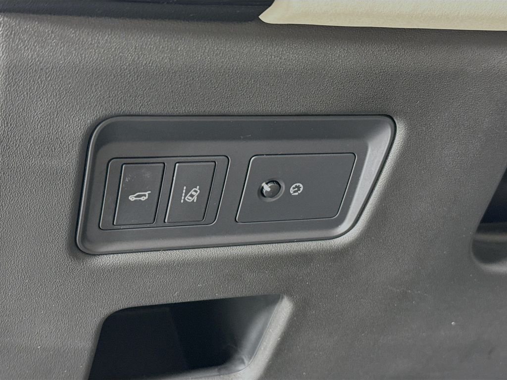 Used 2018 White Land Rover HSE image 11