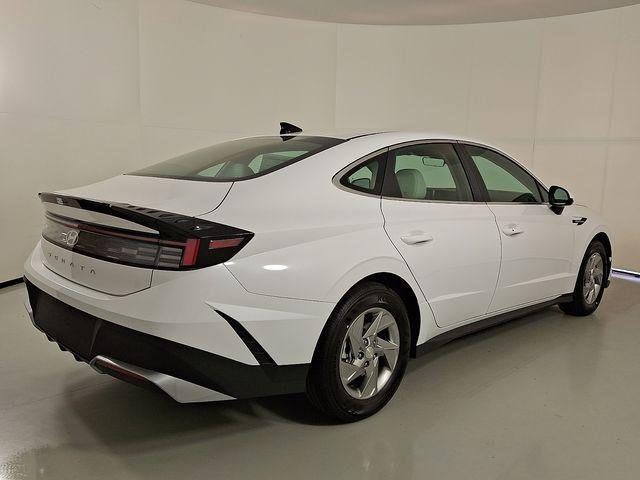 New 2026 White Hyundai SE image 8