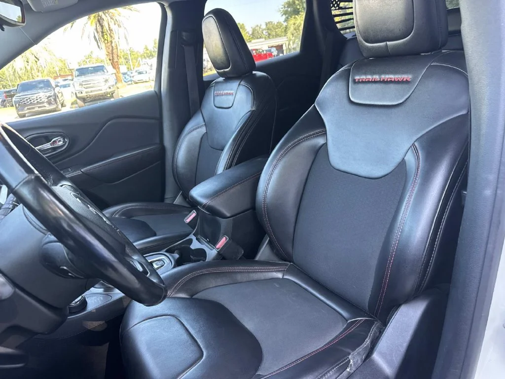 Used 2019 Pearl White Pearlcoat Jeep Trailhawk image 31