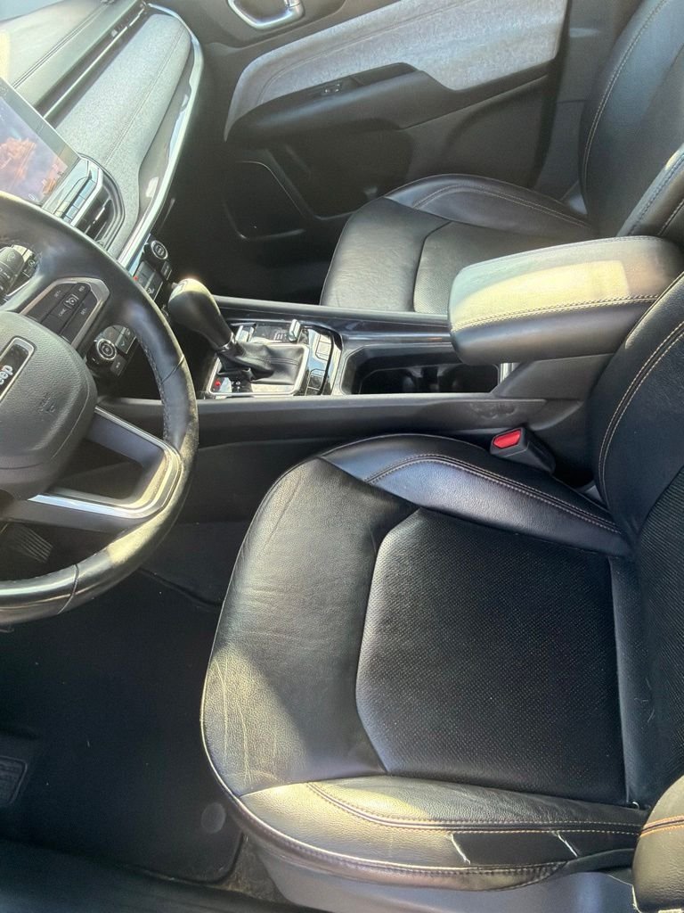 Used 2022 Silver Jeep Latitude Lux image 13