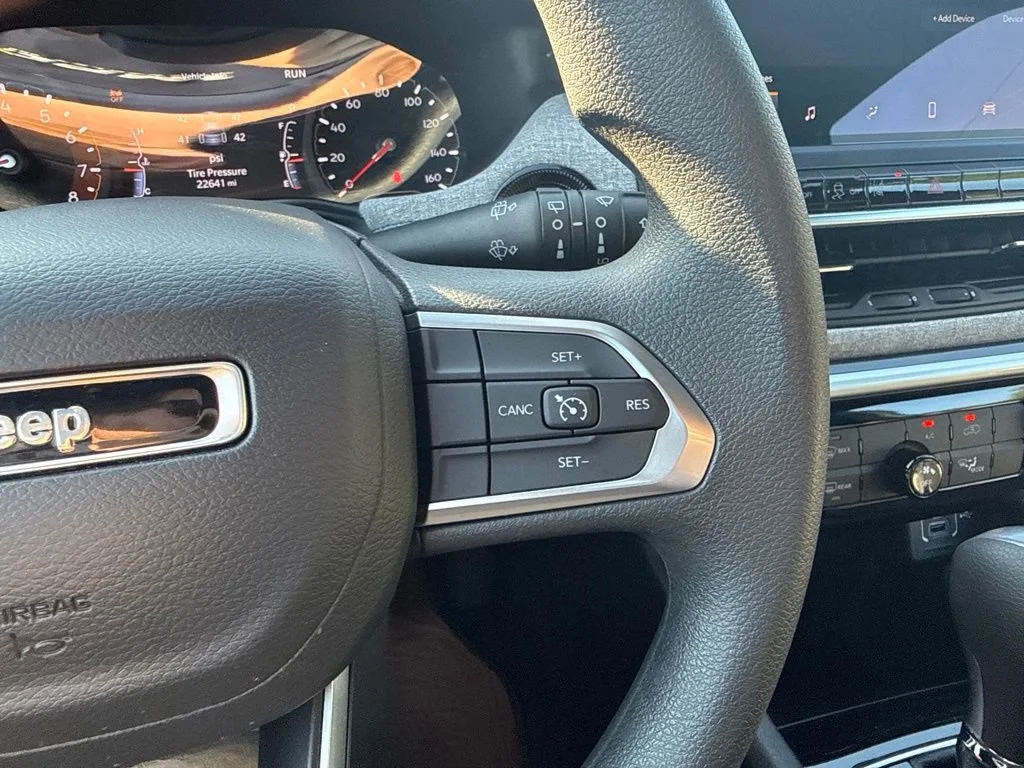 Used 2024  Jeep Sport image 14