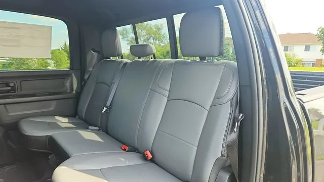 New 2026 Diamond Black Crystal Pearl-Coat Exterior Paint RAM Tradesman image 15