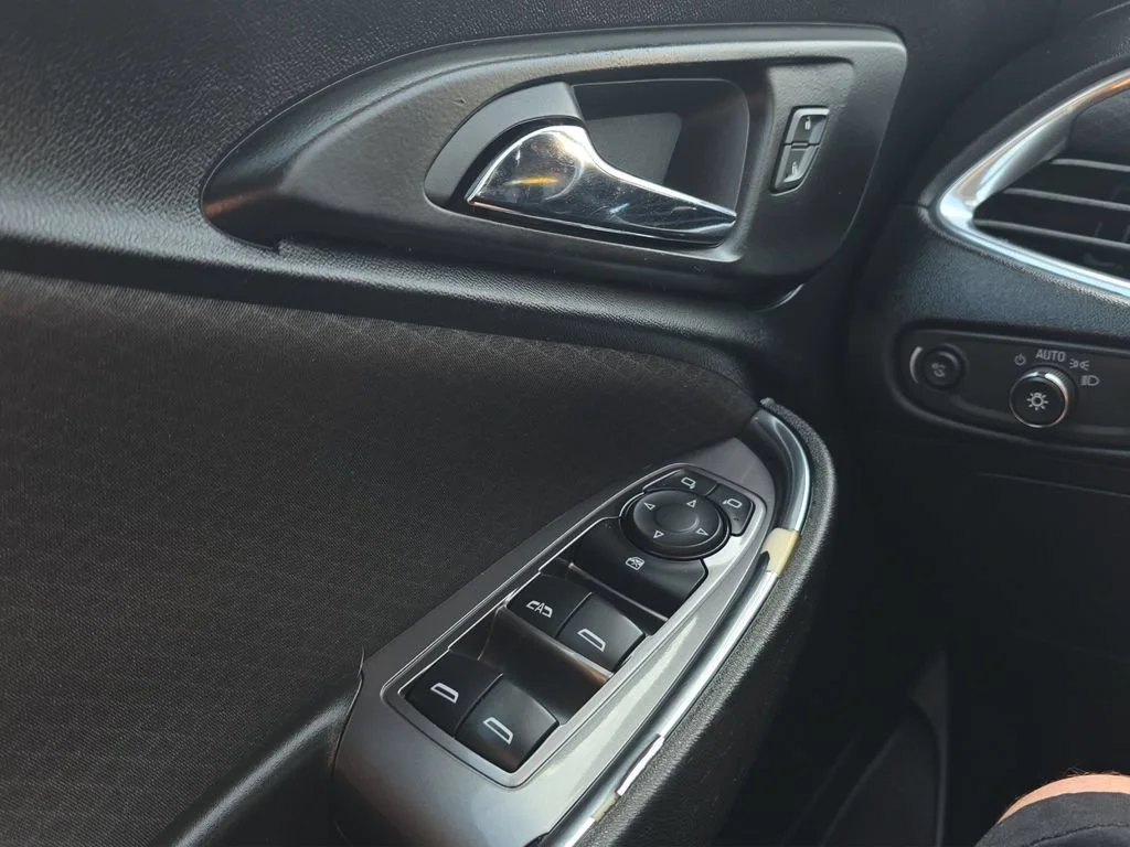 Used 2018 MOSAIC BLACK METALLIC Chevrolet LT image 10