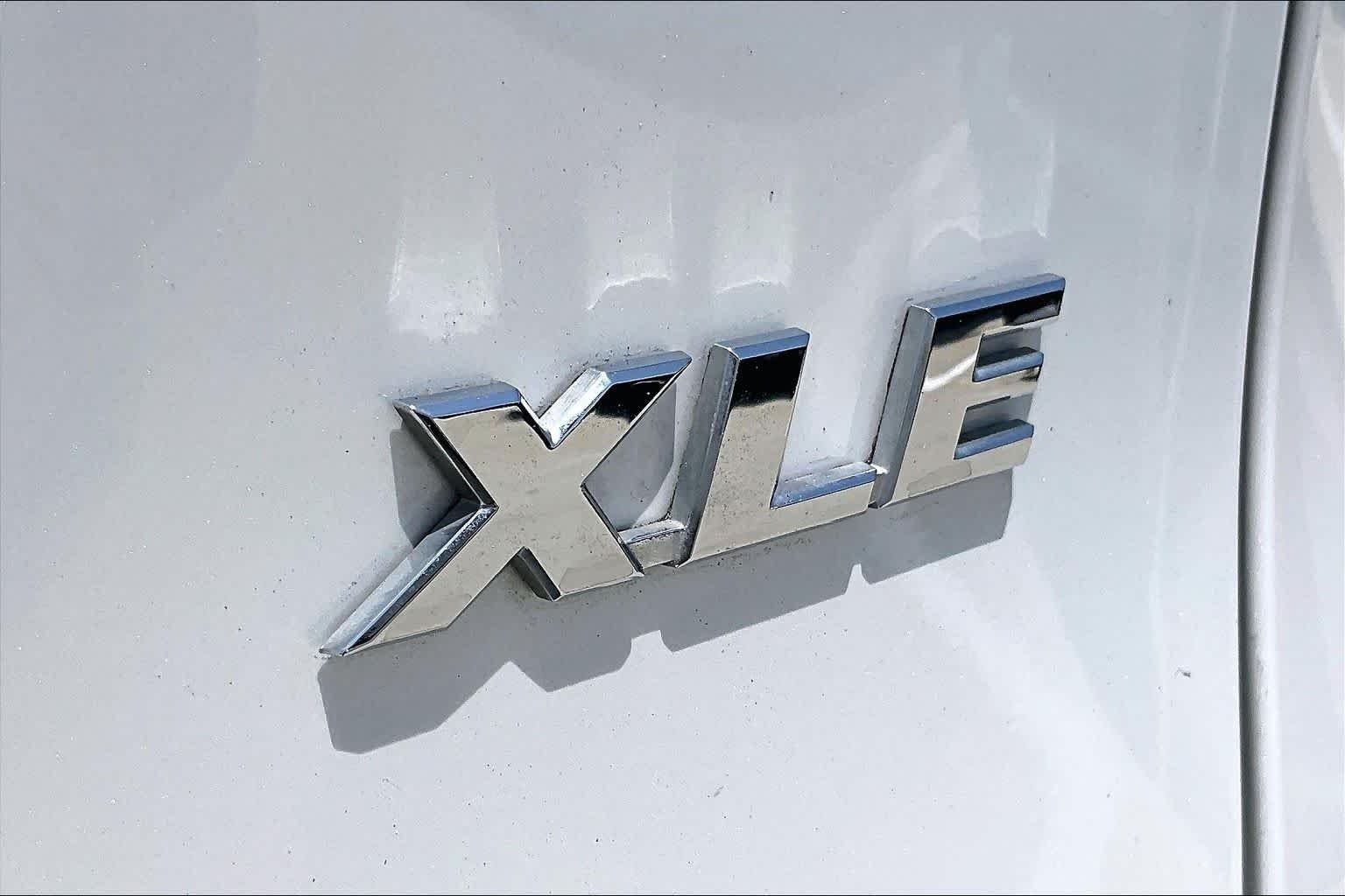 Used 2025 Wind Chill Pearl Toyota XLE Premium image 10