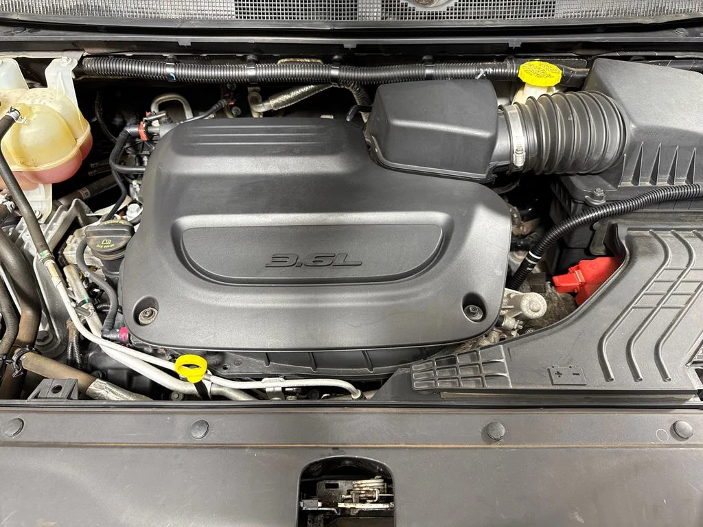 Used 2021 Crystal Metallic Chrysler Limited image 18