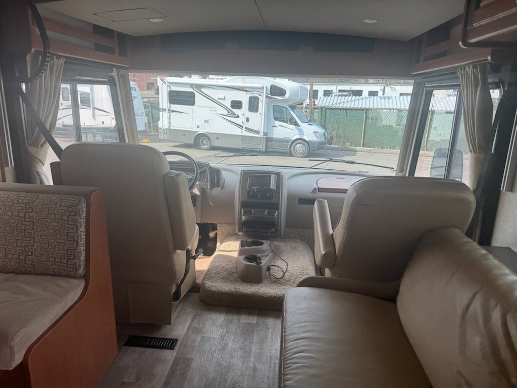 Used 2017  Winnebago 31BE image 15