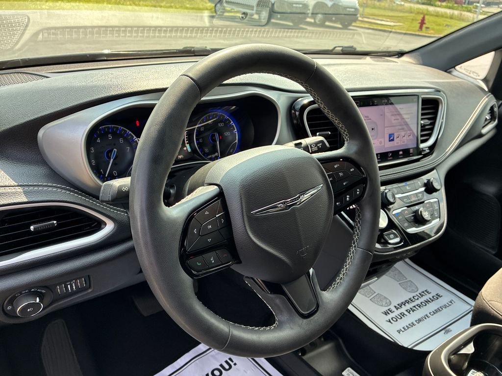Used 2022 Gray Chrysler Touring image 6
