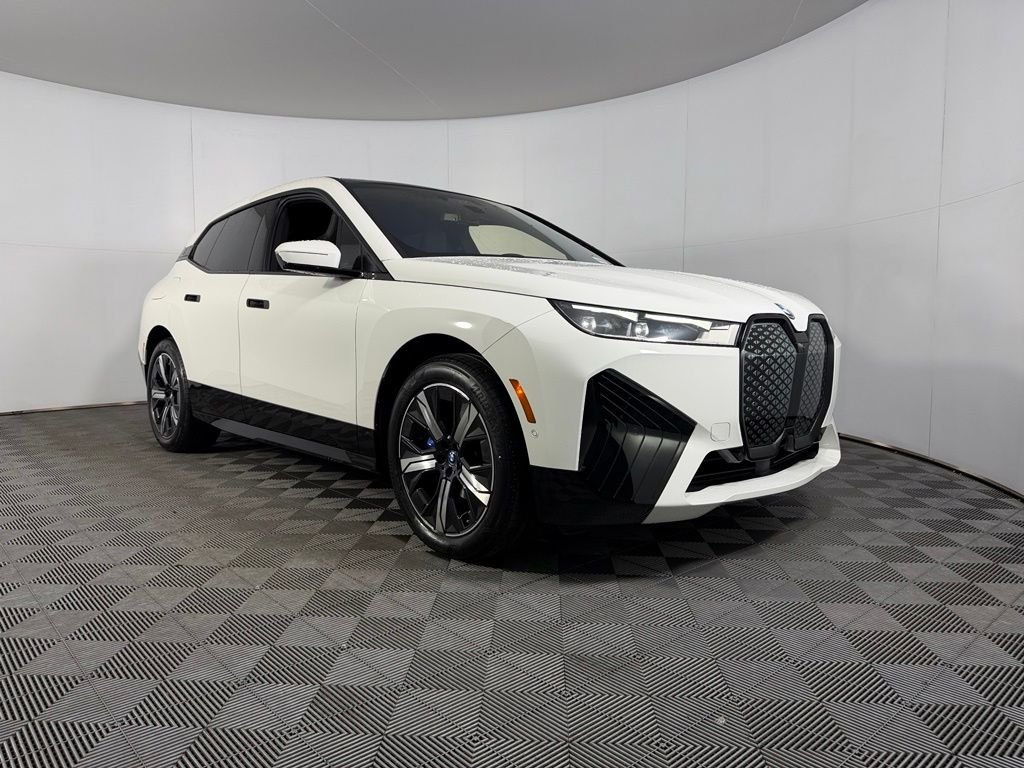 Used 2023 White BMW xDrive50 image 3