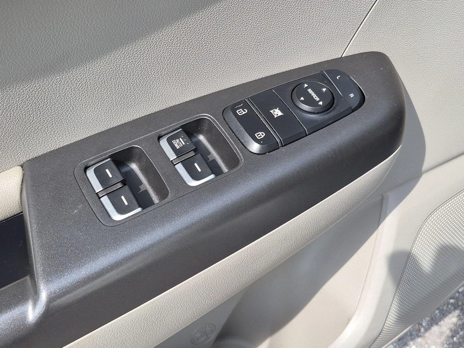 Used 2020 Clear White Kia LX image 16