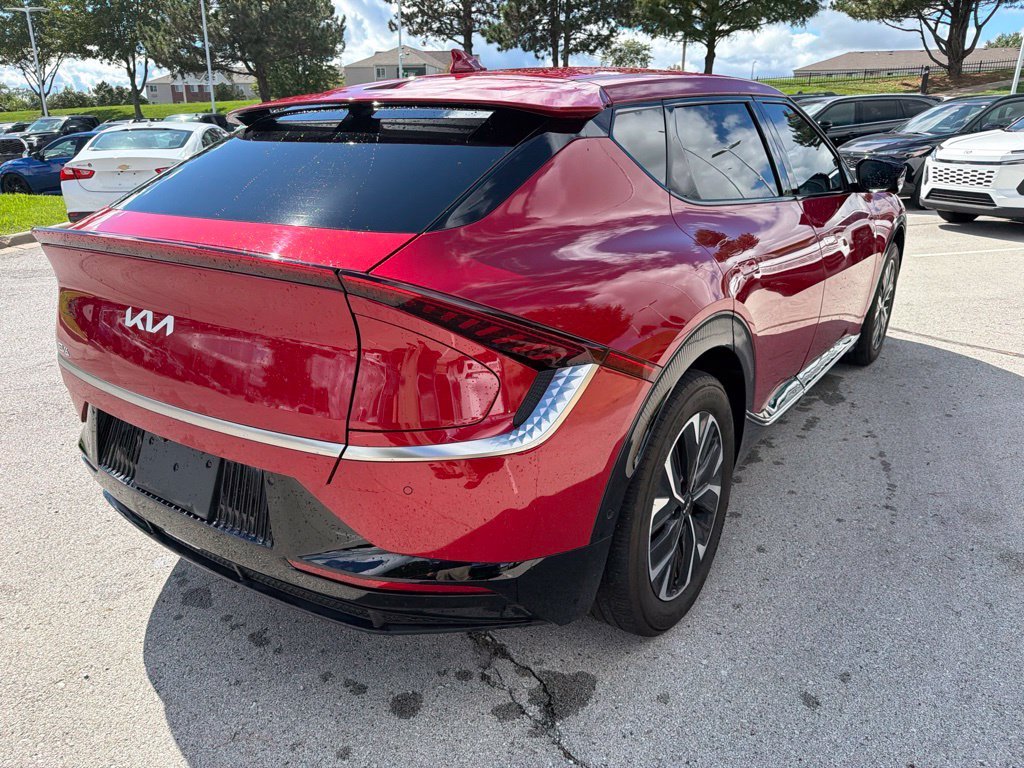 Used 2024 Red Kia Wind image 7