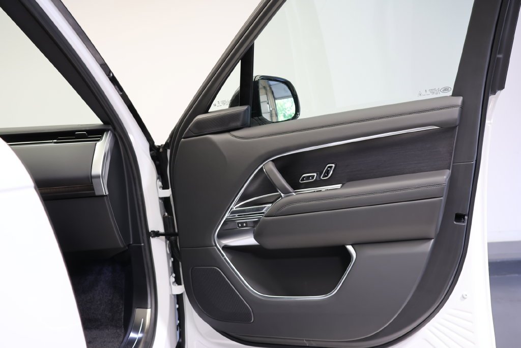 New 2027 Fuji White Land Rover SE image 36