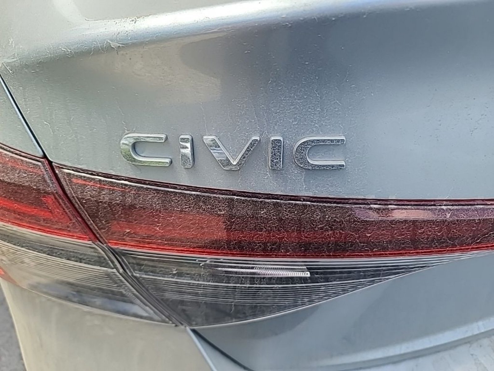 Certified Used 2025 Solar Silver Metallic Honda LX image 5