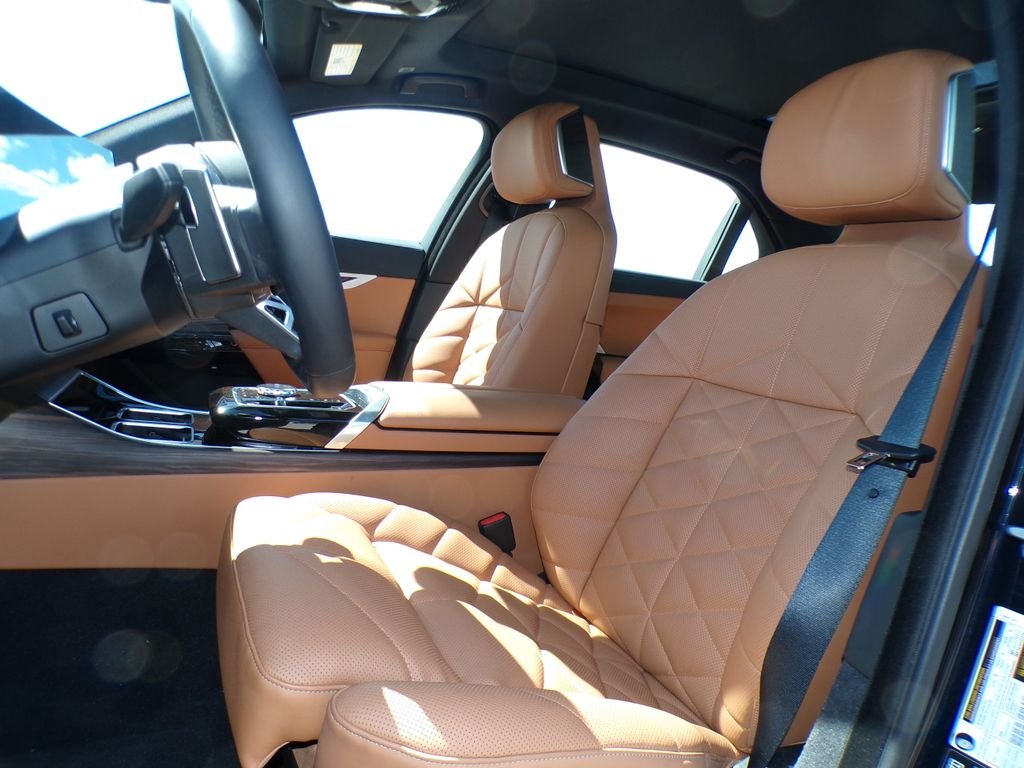 Used 2026 Black BMW 740i xDrive image 5