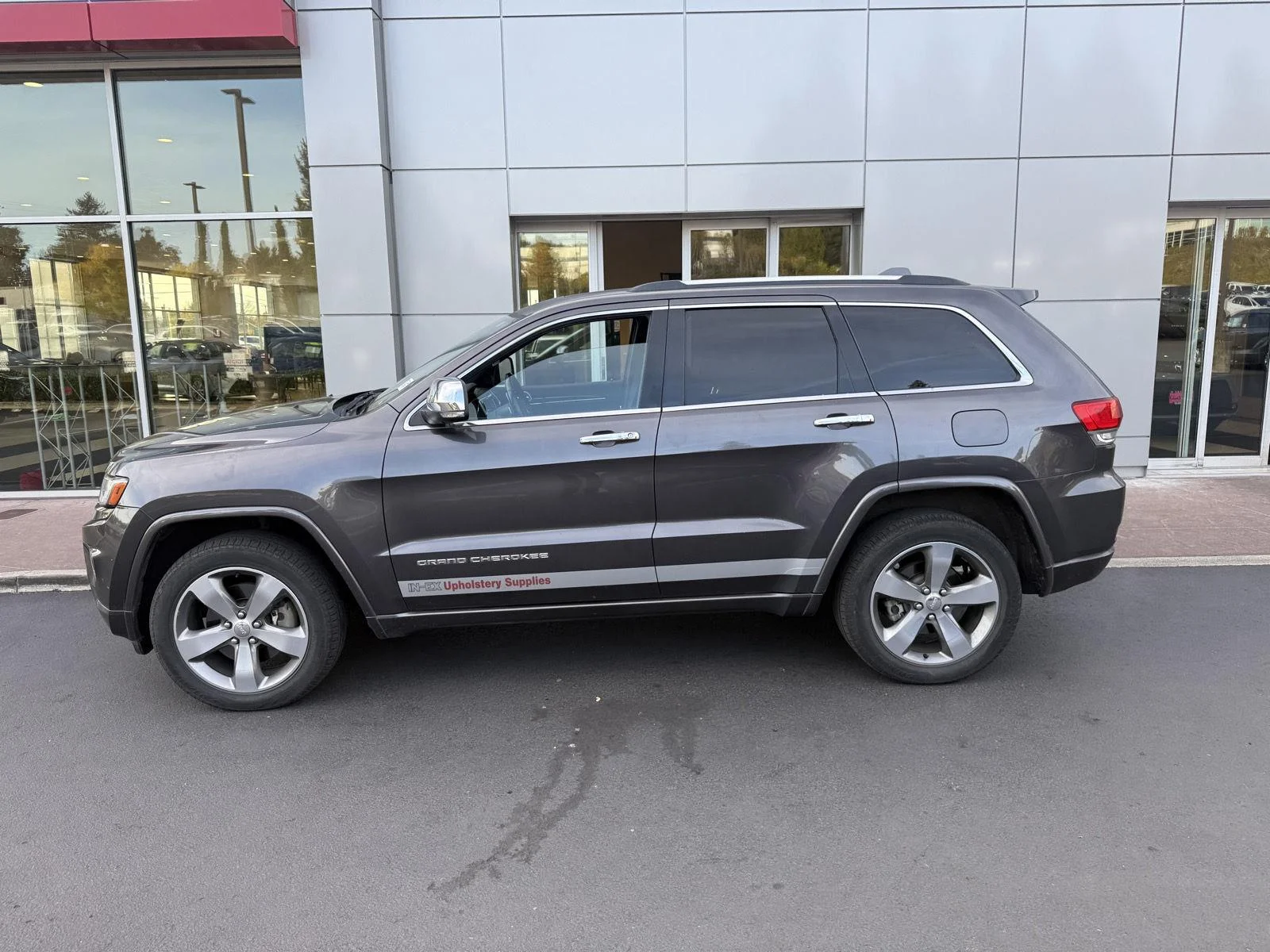 Used 2014 Granite Crystal Metallic Clearcoat Jeep Overland image 2