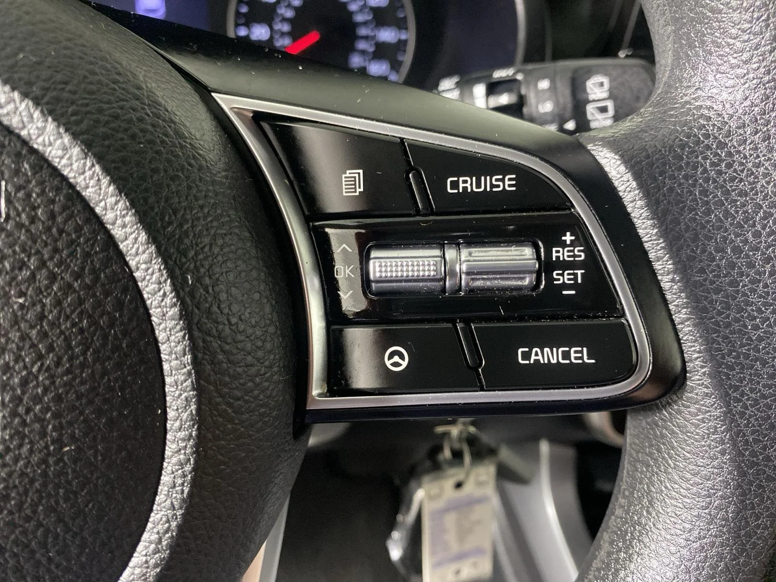 Used 2022 Snow White Pearl Kia LX image 30