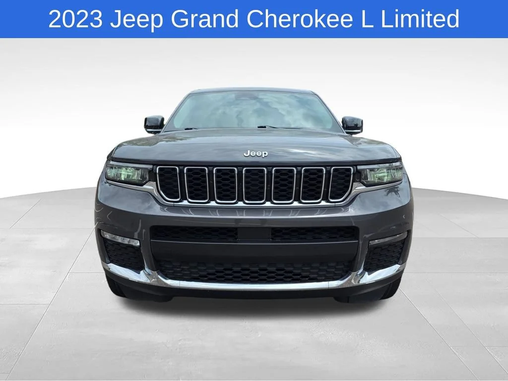Used 2023  Jeep Limited image 9