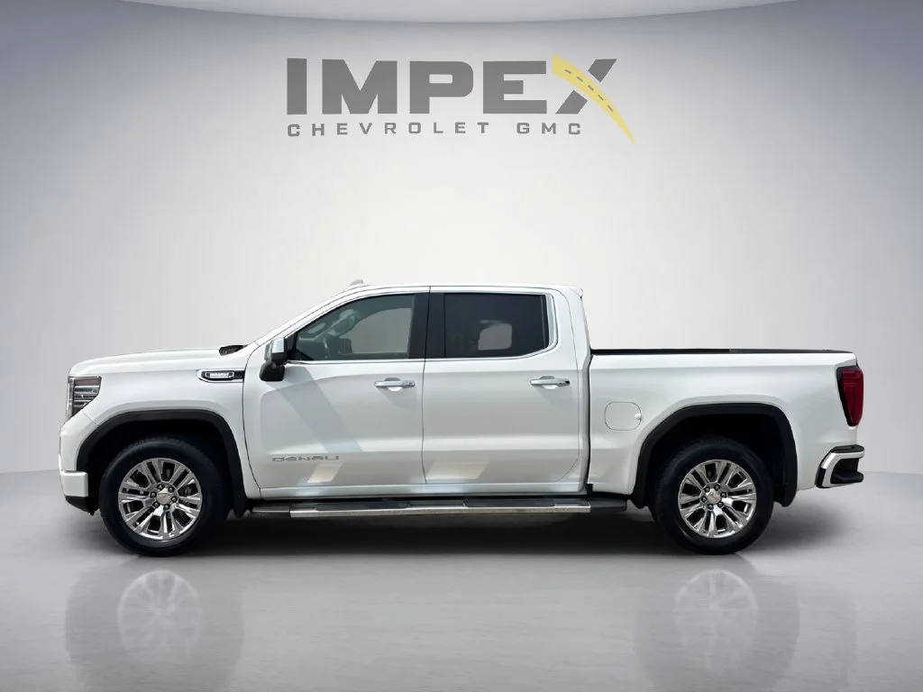 Used 2022 White Frost Tricoat GMC Denali image 2