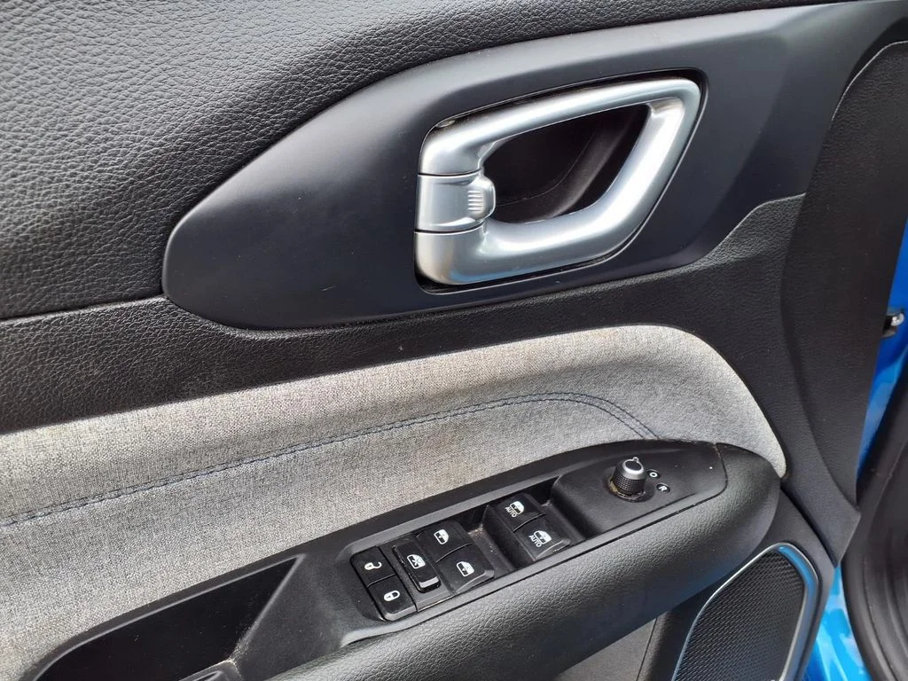 Used 2023 Blue Jeep Latitude image 19
