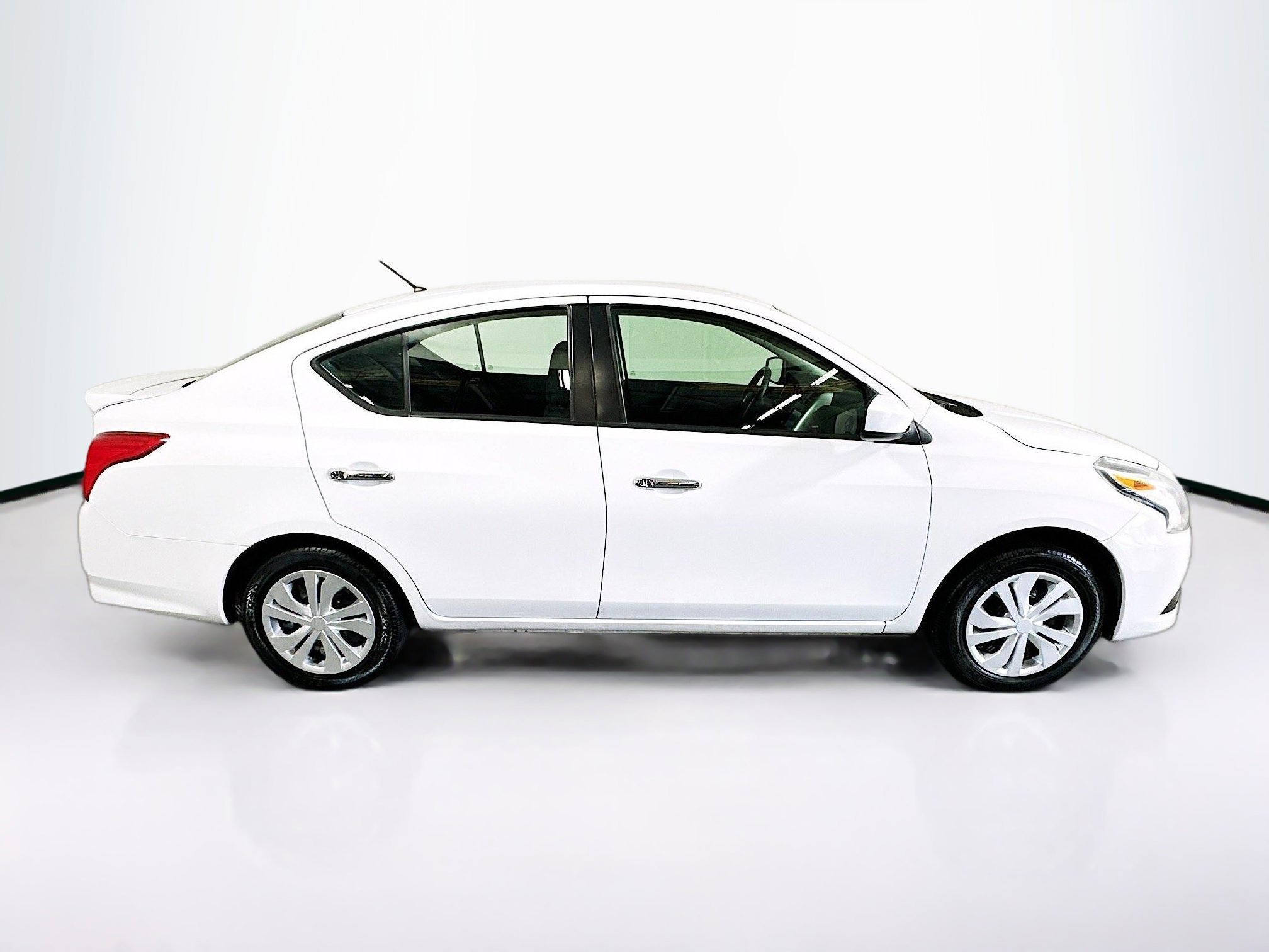 2019 Nissan Versa thumbnail 5