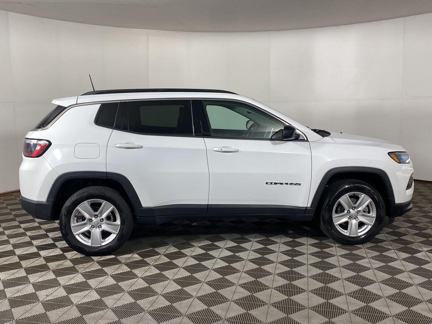 Used 2022 Bright White Clearcoat Jeep Latitude image 5