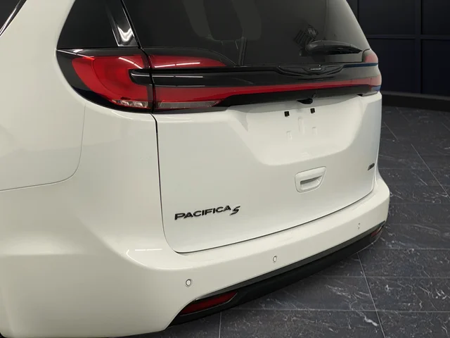 New 2026 Bright White Clear-Coat Exterior Paint Chrysler Select image 36