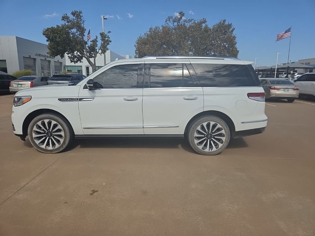 Used 2022 White Lincoln Reserve image 4