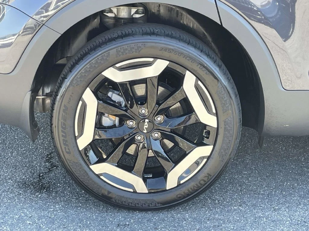 Used 2025  Kia S image 13