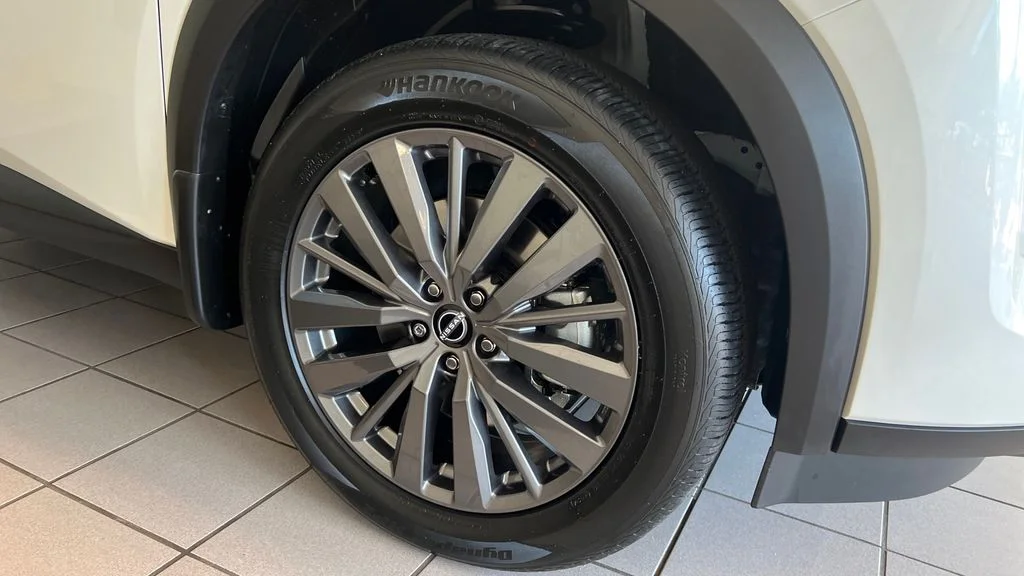 Used 2024 White Nissan SL image 18