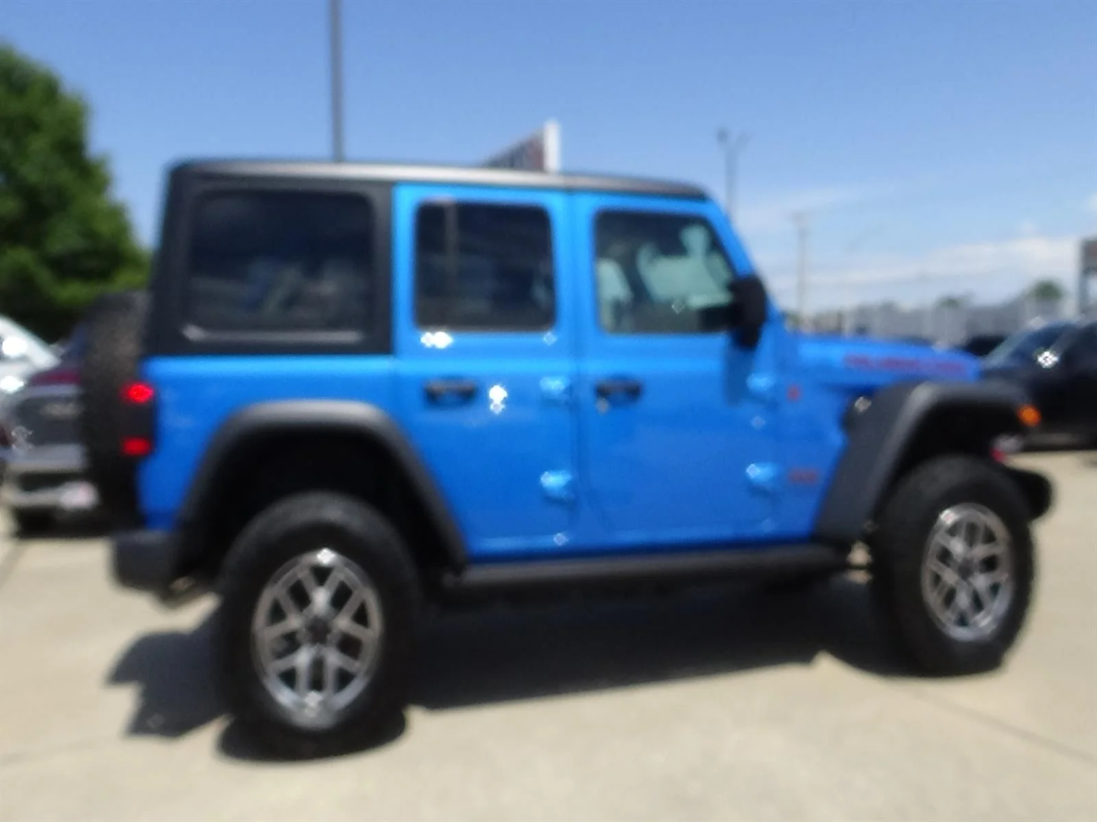 Used 2024 Hydro Blue Pearl Coat (pbj) Jeep Rubicon image 5