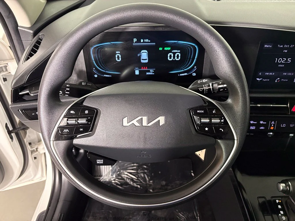 Used 2025 White Kia LX image 19