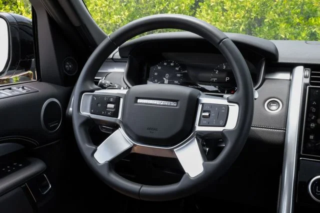 Used 2025 White Land Rover Dynamic SE image 25