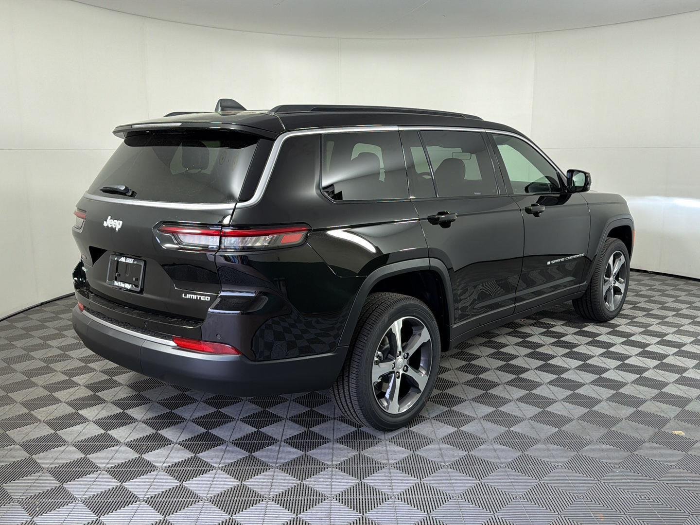 New 2026 Diamond Black Crystal Pearl-Coat Exterior Paint Jeep Limited image 4