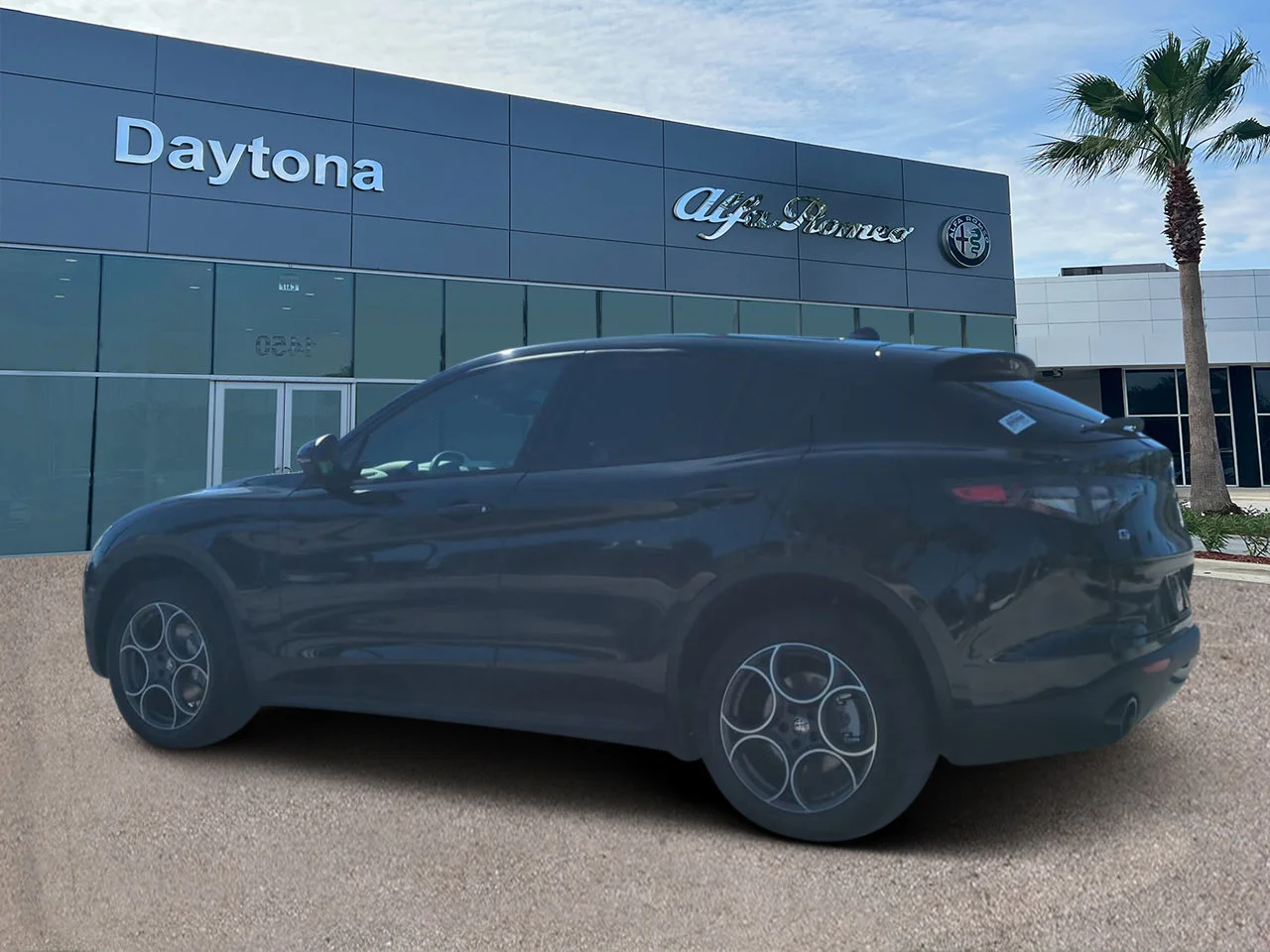 New 2025 Vulcano Black Metallic Exterior Paint Alfa Romeo  image 5